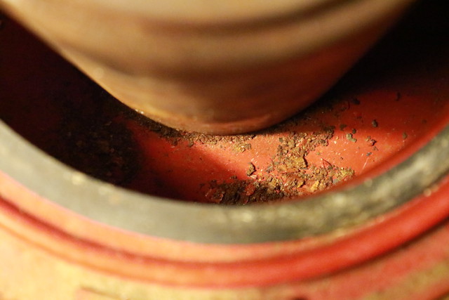 サンエム養蚕用石油ストーブのエース型のタンク内の錆