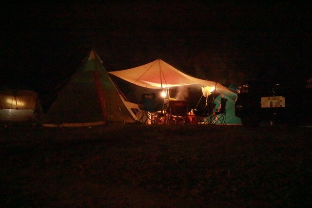 オートキャンプ那珂川ステーションの夜のキャンプサイト