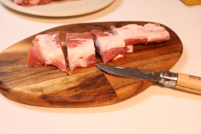 豚バラ軟骨(パイカ)の角煮を作る為に肉を切る