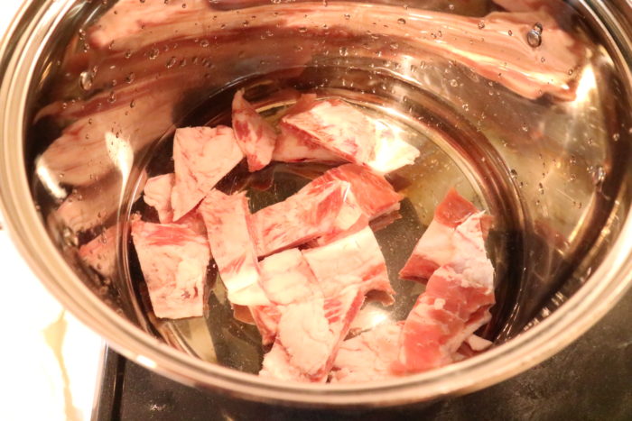 豚バラ軟骨(パイカ)の角煮を作る為に寸胴に肉を入れる
