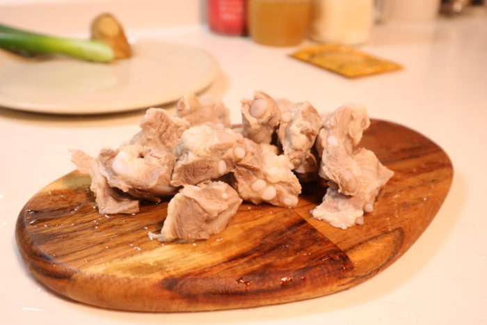 豚バラ軟骨(パイカ)の角煮を作る為に煮こぼした肉を洗う