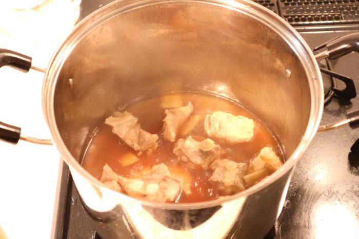豚バラ軟骨(パイカ)の角煮を作る為に調味料で肉を煮る