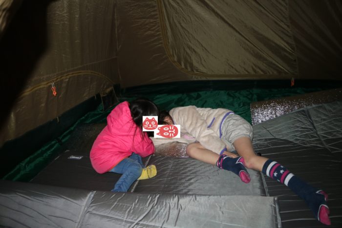 テント内で遊ぶ子供