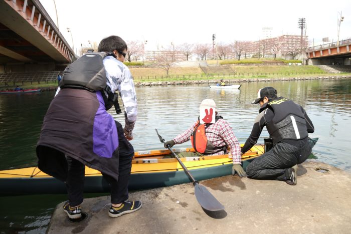 東京運河のスカイツリー航路でカヤックをする為に乗艇する。