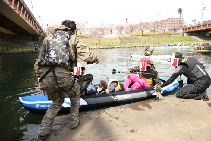 東京運河のスカイツリー航路でカヤックをする為に乗艇する。