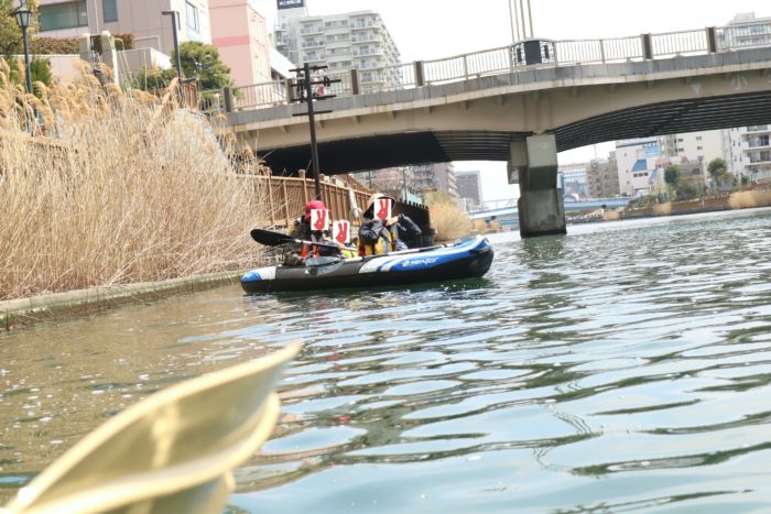 東京運河のスカイツリー航路でカヤックをする。