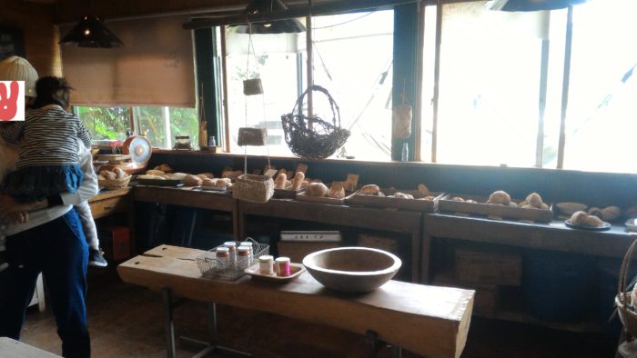 自家製天然酵母パン＆自然食品＆クラフト＆雑貨のお店「チェチェメニ」の店内