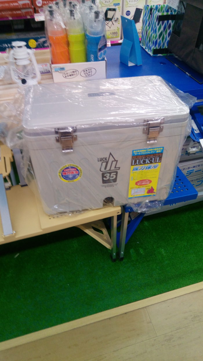 秀和(SHU-WA)のクーラーボックスのラック35ULがホーマックのスーパーデポ瀬谷店で売っていた！