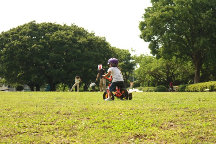 芹沢公園の芝生の広場で自転車