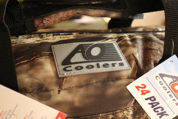 AO Coolers（クーラーズ）のHunter Series（ハンターシリーズ）の24 Pack Mossy Oak Cooler（24パック モッシーオーククーラー）のロゴ