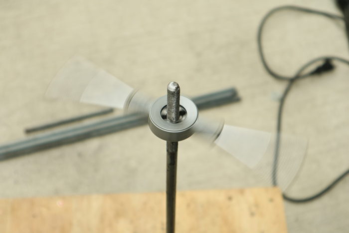 アイアンウッドテーブル用の丸鋼にネジを切る