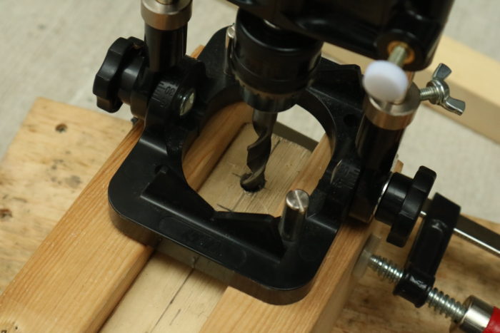 アイアンウッドテーブル用の足を事前に作ったガイドに合わせて作る