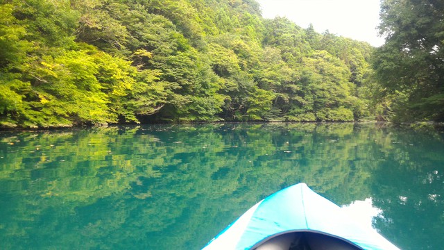 群馬県の四万湖でカヤック。コバルトブルーがとても綺麗！