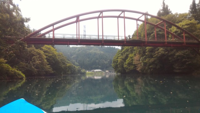 群馬県の四万湖でカヤック。コバルトブルーがとても綺麗！途中の橋