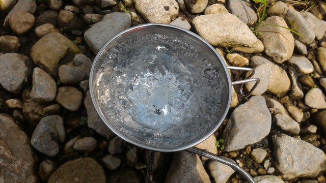 群馬県の四万湖でカヤックで昼食のカップラーメン用のお湯を沸かす