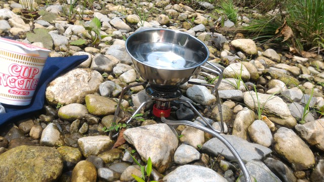 群馬県の四万湖でカヤックで昼食のカップラーメン用のお湯を沸かす