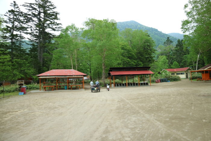 菅沼キャンプ村でテント泊する為の荷物をリヤカーで搬入する