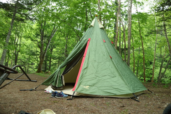 菅沼キャンプ村でテントを設営