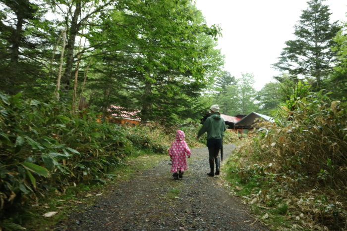 霧雨の菅沼キャンプ村を散策する
