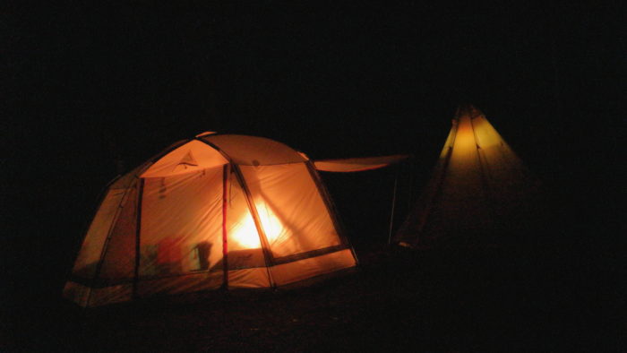 菅沼キャンプ村の夜のキャンプサイト、テント・タープ編
