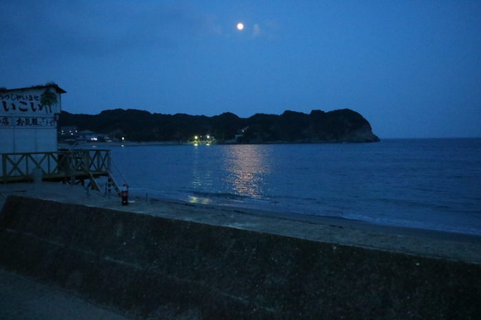 海開き前の守谷海水浴場の月夜
