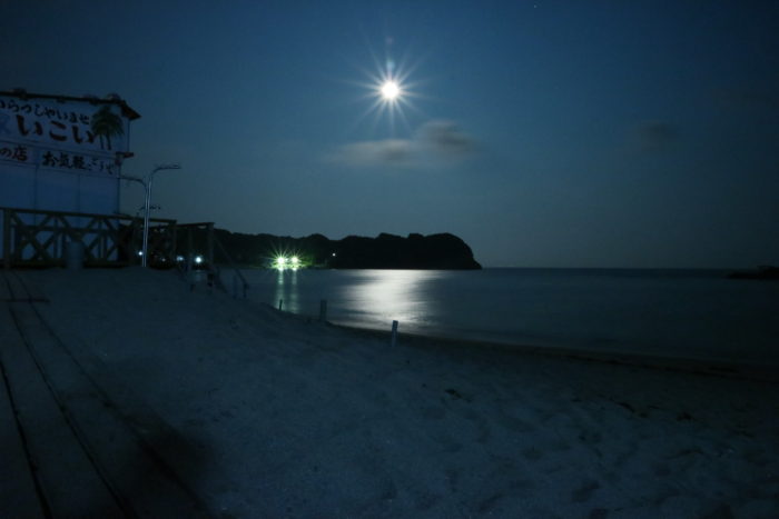 海開き前の守谷海水浴場の月夜