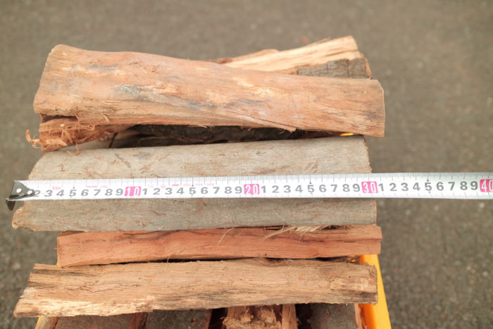 町田市にある東京薪販売で買った広葉樹の薪の長さ