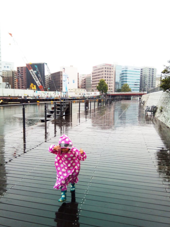 2017第36回横浜縦断カヌーフェスティバルの受付に雨の中を向かう