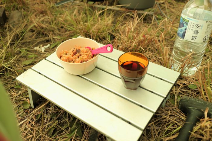田代運動でソロキャンプをしてコンビニの冷凍チャーハンと濃い目の麦茶を作る