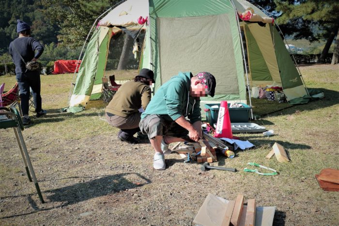 上大島キャンプ場でデイキャンプでBBQの火付け準備