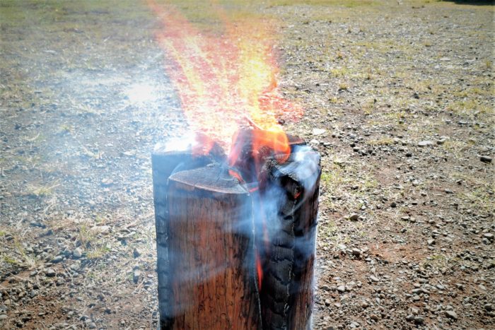 上大島キャンプ場でスエディッシュトーチに火を付ける