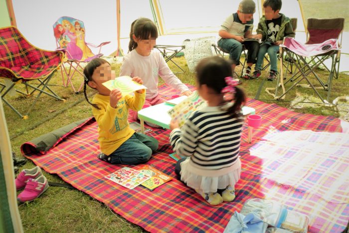 上大島キャンプ場で子供たちはタープの中で遊ぶ