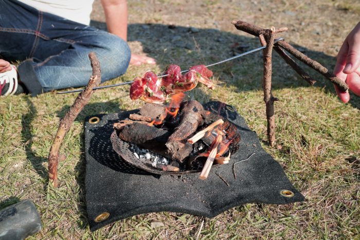 上大島キャンプ場で焚き火で骨付きカルビを焼く