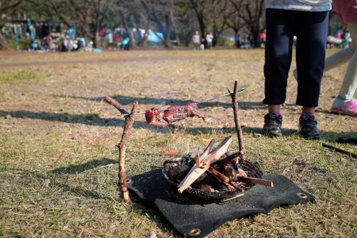 上大島キャンプ場で焚き火で骨付きカルビを焼く