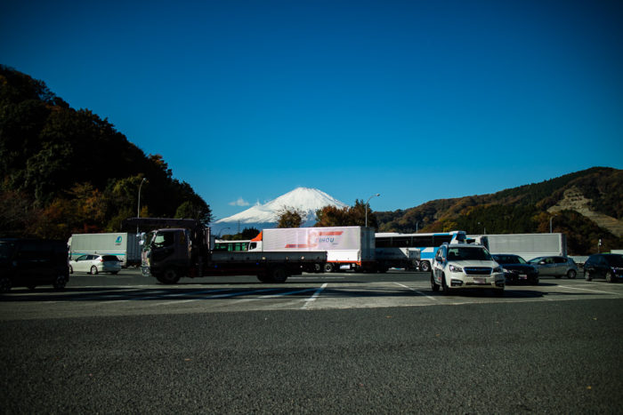東名自動車道の鮎沢SAからの富士山の眺め