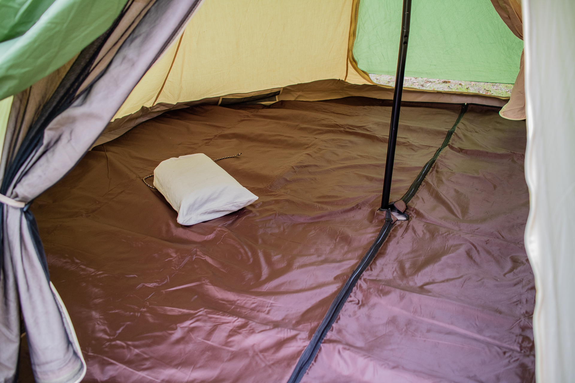 親沢公園キャンプ場でテントを張る