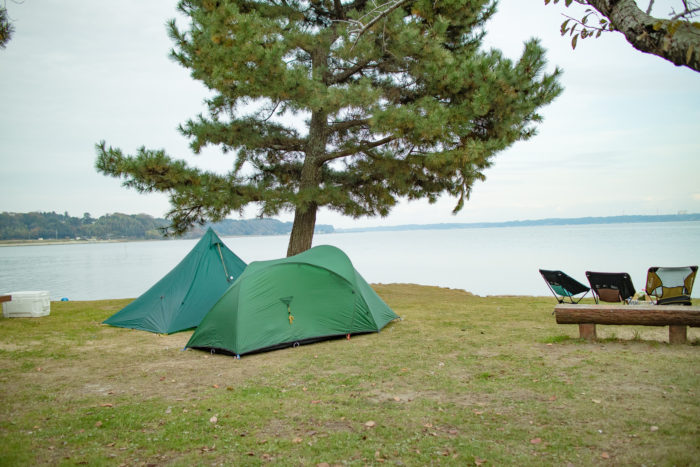 親沢公園キャンプ場でテントを設営する