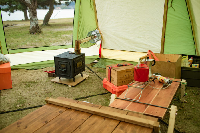 親沢公園キャンプ場でテントと薪ストーブの設営中
