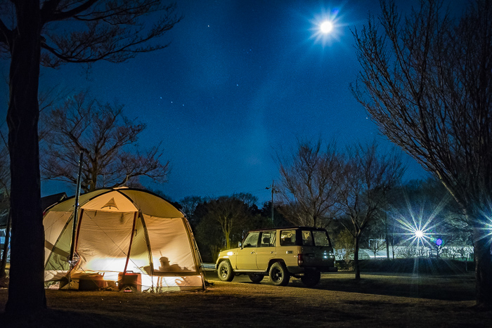 蔓巻公園オートキャンプ場の月夜とサイト