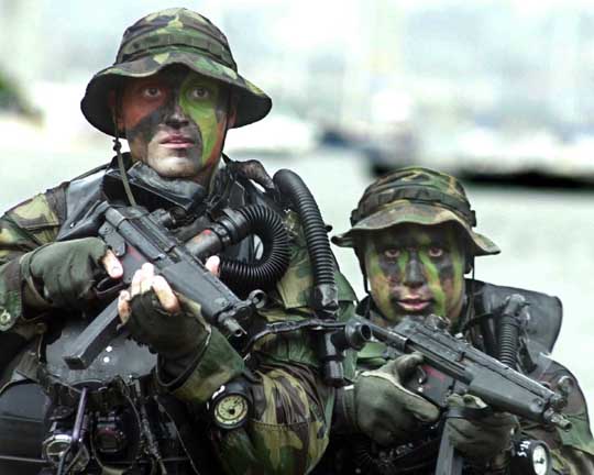 引用：Wiki Heckler & Koch MP5 U.S. Navy SEALs armed with MP5-Ns on a training exercise.