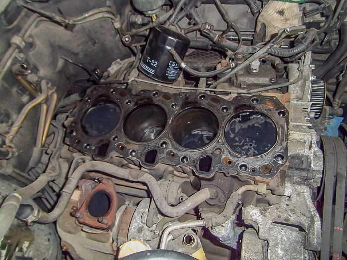 78ランドクルーザープラド1KZエンジンのエンジンヘッドヒビ割れで修理しているエンジンブロック