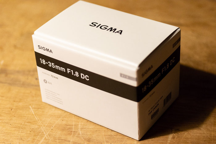 シグマ(SIGMA) art 18-35 F1.8 DC HSMの箱