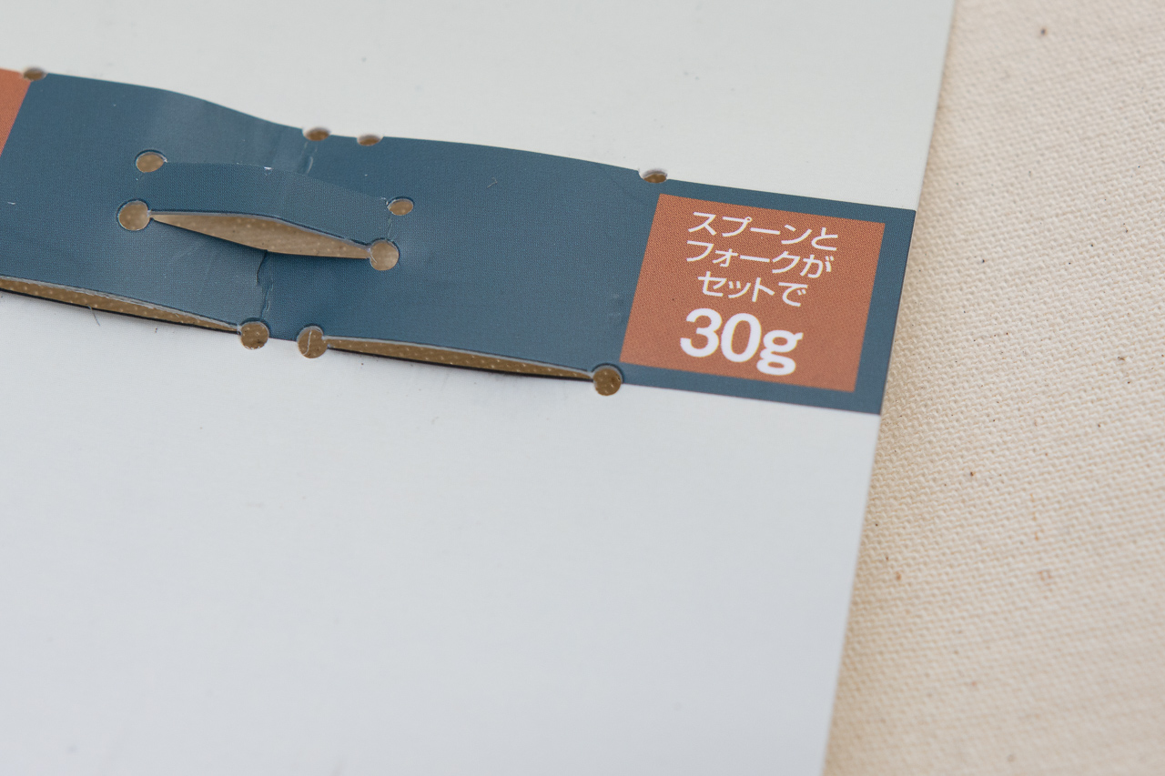 モンベルのチタンカトラリーの「チタンスプーン&フォークセット」のパッケージ