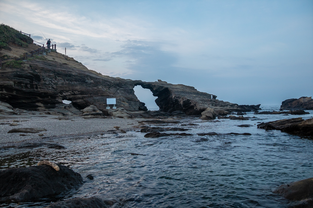 三浦半島の馬の背洞門で野営時の海の風景