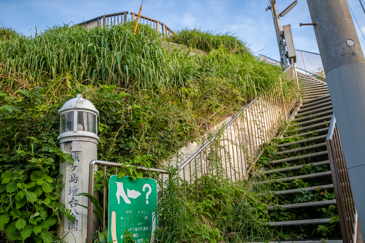 三浦半島の城ヶ島の朝の灯台入口