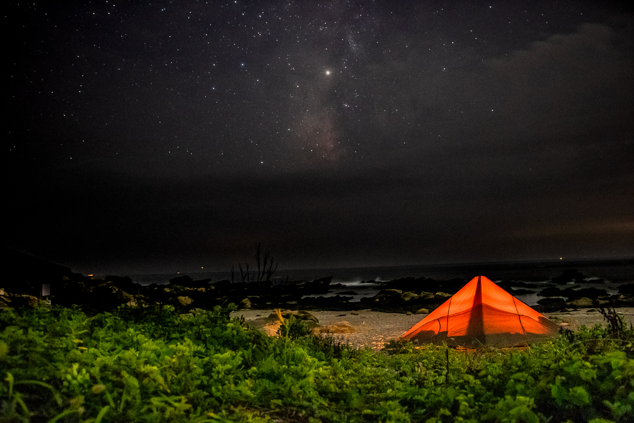 三浦半島の馬の背洞門で野営時の天の川と星空夜景