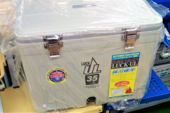 秀和(SHU-WA)のクーラーボックスのラック35ULがホーマックのスーパーデポ瀬谷店で売っていた！