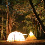 菅沼キャンプ村の夜のキャンプサイト、テント・タープ編