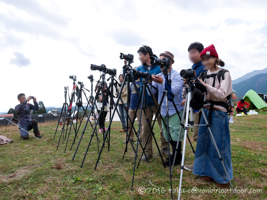 富士山YMCAで行われた第2回ナチュログ写真部合同合宿の集合写真の準備