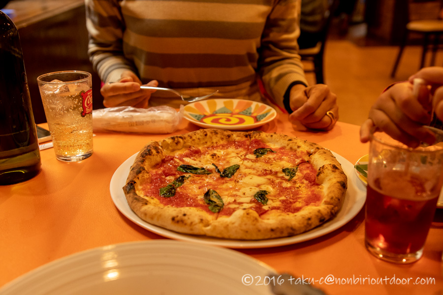 高尾山ハイキング後の夕飯のピザ